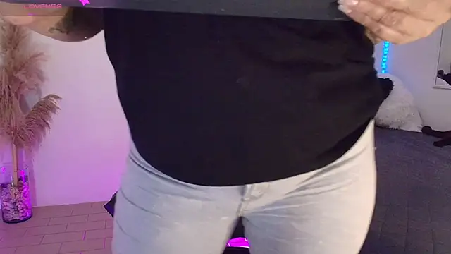 Snapshot of JuliRamirez chatting on 03/14/25, 06:39 JuliRamirez online show from 03/14/25, 06:39