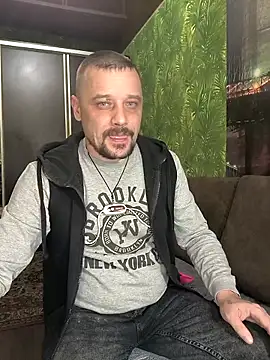 Snapshot of DanielOhCool chatting on 03/17/25, 01:29 DanielOhCool online show from 03/17/25, 01:29