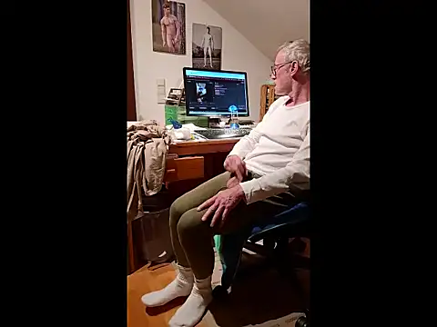 Snapshot of BerndisCam chatting on 12/17/25, 04:02 BerndisCam online show from 12/17/25, 04:02