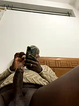 Snapshot of strongguyindia chatting on 11/30/25, 07:40 strongguyindia online show from 11/30/25, 07:40