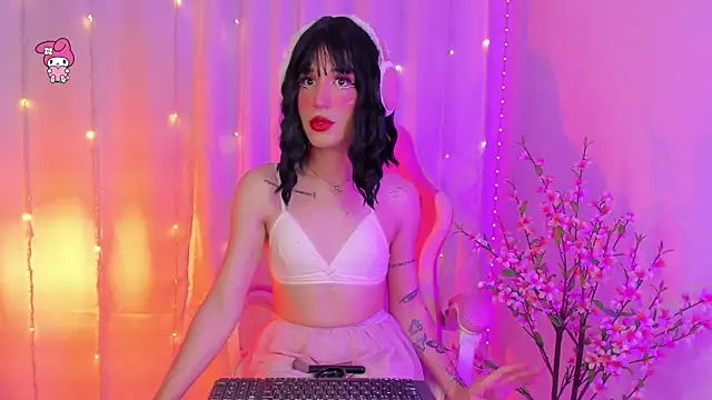 Snapshot of rosseblondee chatting on 06/18/26, 10:14 rosseblondee online show from 06/18/26, 10:14