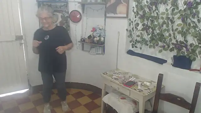 Snapshot of FunnyGrandma chatting on 02/07/26, 04:54 FunnyGrandma online show from 02/07/26, 04:54