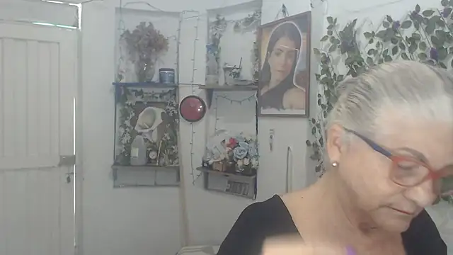 Snapshot of FunnyGrandma chatting on 02/25/26, 05:00 FunnyGrandma online show from 02/25/26, 05:00