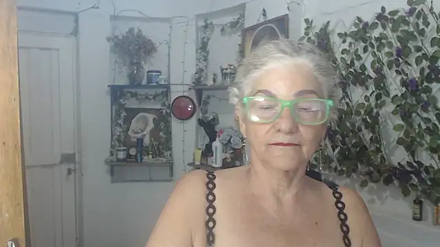 Snapshot of FunnyGrandma chatting on 07/11/26, 11:39 FunnyGrandma online show from 07/11/26, 11:39