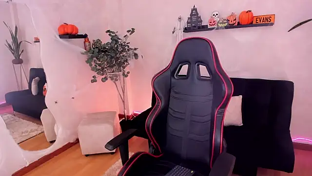 EmmyEvans1 online show from 10/28/25, 08:11