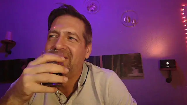 Snapshot of matrikes1 chatting on 12/21/24, 11:02 matrikes1 online show from 12/21/24, 11:02