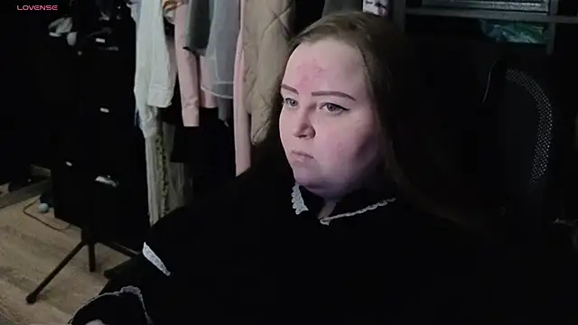 Snapshot of EMMA__CONNOR chatting on 10/17/25, 12:01 EMMA CONNOR online show from 10/17/25, 12:01