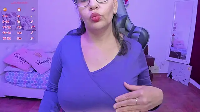 esmeralda milf online show from 04/14/26, 08:48