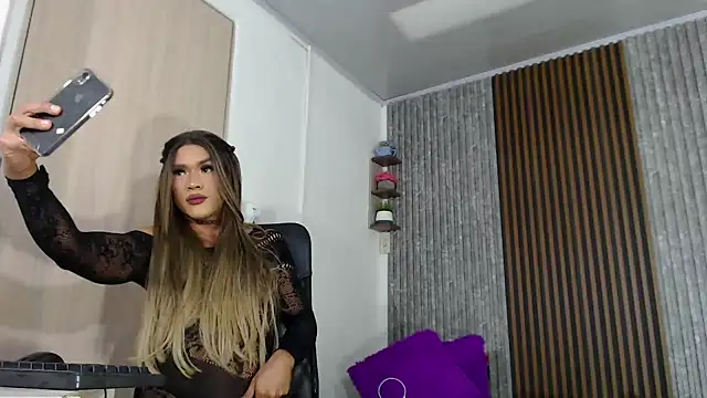 SARA TS FOX online show from 12/18/24, 08:25