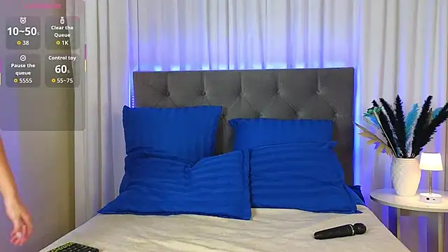 Ariana Petite online show from 11/07/25, 09:37