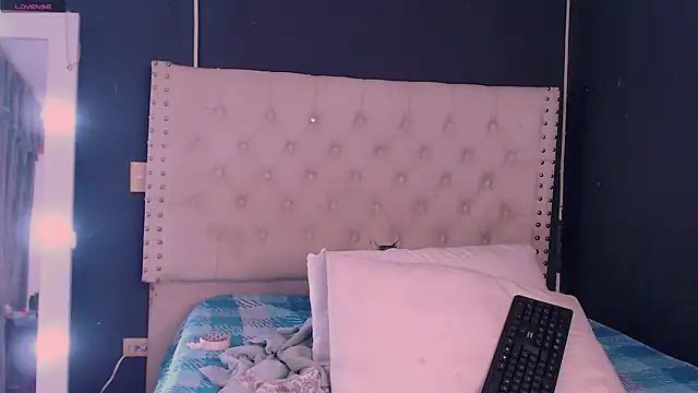 Snapshot of valen_thompson chatting on 12/31/24, 01:26 valen thompson online show from 12/31/24, 01:26