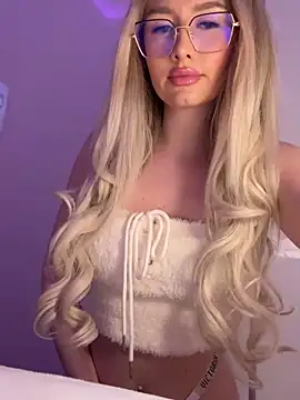 Snapshot of mollyxxx chatting on 03/04/25, 02:17 mollyxxx online show from 03/04/25, 02:17