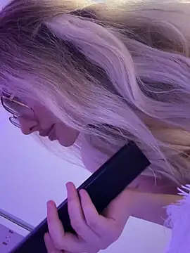 Snapshot of mollyxxx chatting on 03/07/25, 01:53 mollyxxx online show from 03/07/25, 01:53