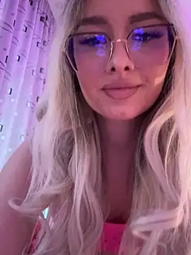 Snapshot of mollyxxx chatting on 03/13/25, 04:38 mollyxxx online show from 03/13/25, 04:38