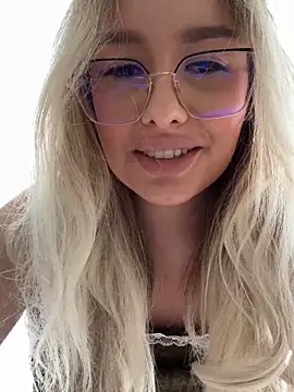 Snapshot of mollyxxx chatting on 03/13/25, 07:42 mollyxxx online show from 03/13/25, 07:42