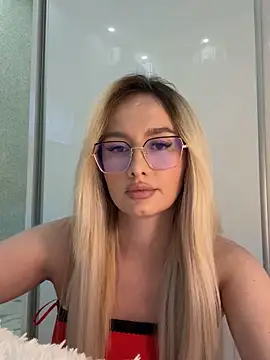 Snapshot of mollyxxx chatting on 10/03/25, 02:30 mollyxxx online show from 10/03/25, 02:30