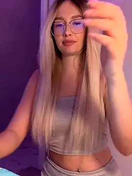 Snapshot of mollyxxx chatting on 10/24/25, 12:19 mollyxxx online show from 10/24/25, 12:19