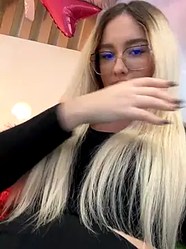 Snapshot of mollyxxx chatting on 11/27/25, 04:25 mollyxxx online show from 11/27/25, 04:25