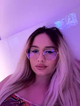 Snapshot of mollyxxx chatting on 12/22/25, 10:23 mollyxxx online show from 12/22/25, 10:23