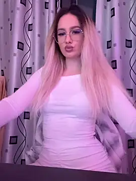 Snapshot of mollyxxx chatting on 02/24/26, 04:10 mollyxxx online show from 02/24/26, 04:10