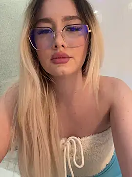 Snapshot of mollyxxx chatting on 02/25/26, 03:27 mollyxxx online show from 02/25/26, 03:27