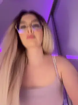 Snapshot of mollyxxx chatting on 03/03/26, 02:28 mollyxxx online show from 03/03/26, 02:28