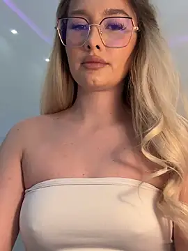 Snapshot of mollyxxx chatting on 03/14/26, 03:23 mollyxxx online show from 03/14/26, 03:23