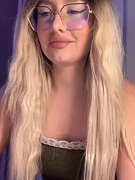 Snapshot of mollyxxx chatting on 03/27/26, 03:01 mollyxxx online show from 03/27/26, 03:01