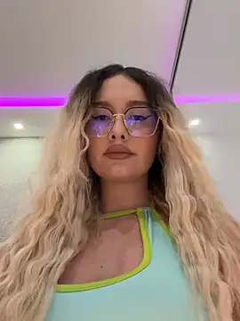 Snapshot of mollyxxx chatting on 03/28/26, 02:22 mollyxxx online show from 03/28/26, 02:22