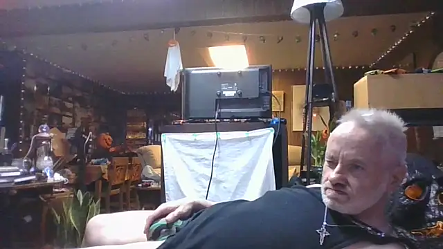 Snapshot of Makowboy chatting on 10/18/25, 11:38 Makowboy online show from 10/18/25, 11:38