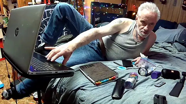 Snapshot of Makowboy chatting on 12/21/25, 11:23 Makowboy online show from 12/21/25, 11:23