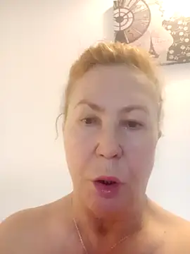 Hottie-Mom online show from 11/17/25, 07:36