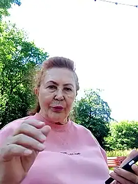Snapshot of Hottie-Mom chatting on 06/18/26, 10:52 Hottie-Mom online show from 06/18/26, 10:52