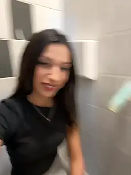 Snapshot of _MiaQueen_ chatting on 11/01/25, 10:45  MiaQueen  online show from 11/01/25, 10:45