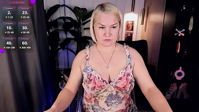 YolandaKiss online show from 06/15/26, 08:22