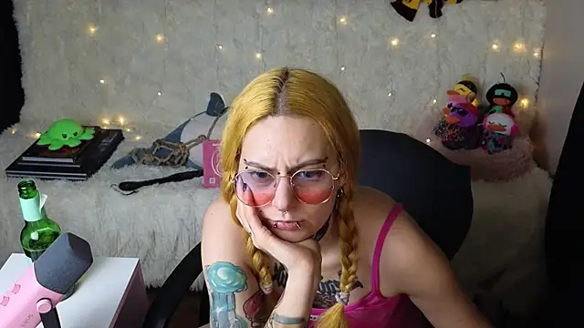 Snapshot of Ginger_Stay chatting on 12/19/25, 07:32 Ginger Stay online show from 12/19/25, 07:32