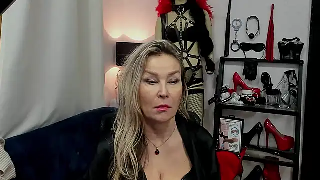 Snapshot of crystaLUX chatting on 01/17/25, 10:11 crystaLUX online show from 01/17/25, 10:11