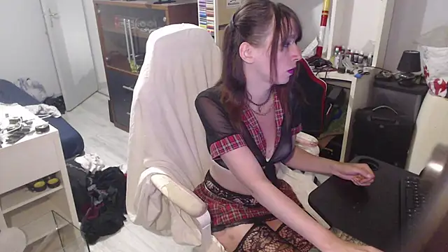 Snapshot of missthon0 chatting on 04/12/26, 01:16 missthon0 online show from 04/12/26, 01:16