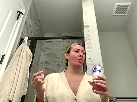 Snapshot of Alyssa_rhoades chatting on 11/28/25, 09:28 Alyssa rhoades online show from 11/28/25, 09:28