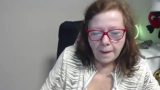 Snapshot of Adelewildx chatting on 03/18/25, 10:25 Adelewildx online show from 03/18/25, 10:25