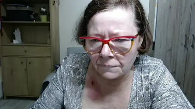 Adelewildx online show from 04/25/26, 08:39