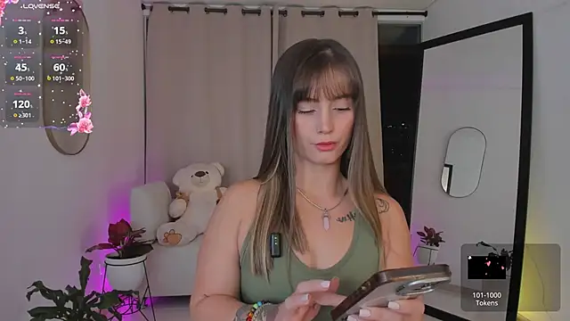 roxie gates  online show from 10/21/25, 11:05