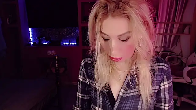 Snapshot of AnnieGOld_ chatting on 09/16/25, 07:59 AnnieGOld  online show from 09/16/25, 07:59