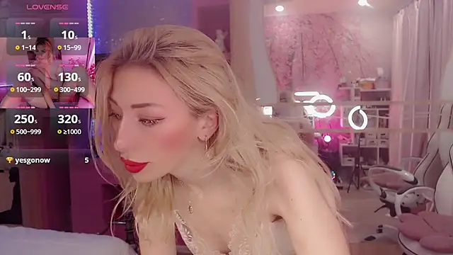 Snapshot of AnnieGOld_ chatting on 11/08/25, 11:14 AnnieGOld online show from 11/08/25, 11:14