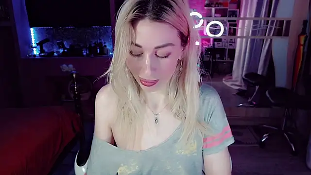 Snapshot of AnnieGOld_ chatting on 12/13/25, 11:54 AnnieGOld online show from 12/13/25, 11:54