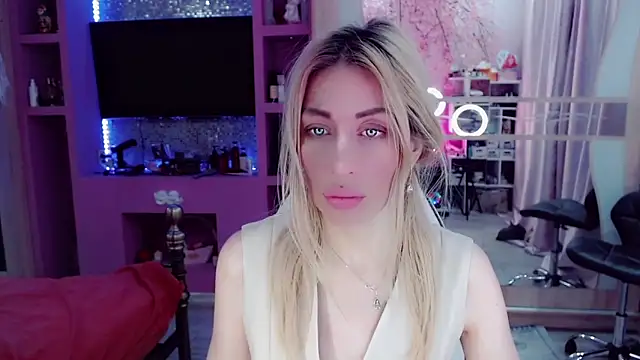 Snapshot of AnnieGOld_ chatting on 12/15/25, 02:38 AnnieGOld online show from 12/15/25, 02:38