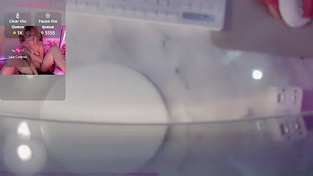 Snapshot of AnnieGOld_ chatting on 12/21/25, 06:15 AnnieGOld online show from 12/21/25, 06:15