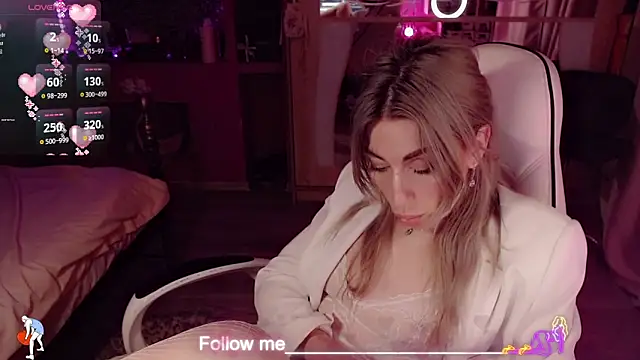 Snapshot of AnnieGOld_ chatting on 03/16/26, 05:44 AnnieGOld online show from 03/16/26, 05:44