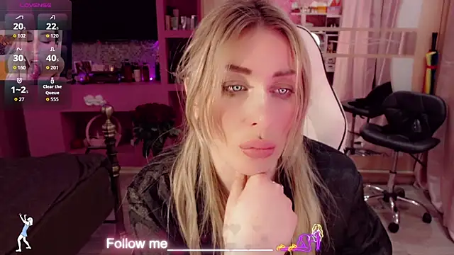 Snapshot of AnnieGOld_ chatting on 04/19/26, 11:29 AnnieGOld online show from 04/19/26, 11:29
