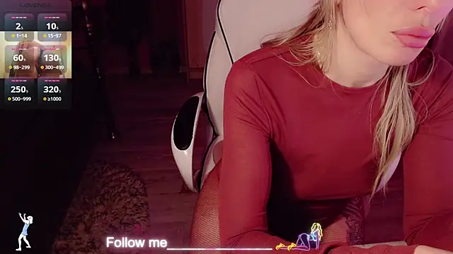 Snapshot of AnnieGOld_ chatting on 04/21/26, 01:42 AnnieGOld online show from 04/21/26, 01:42